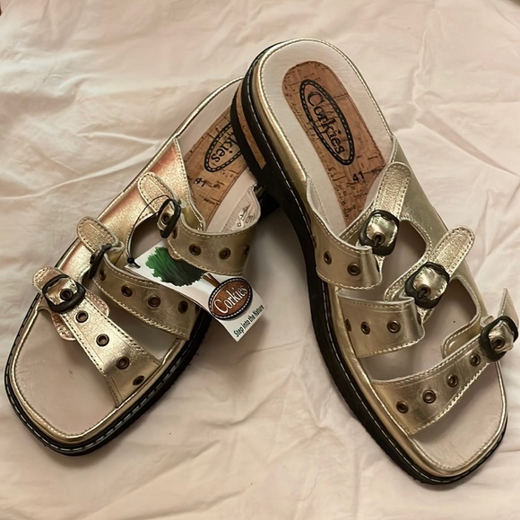Corkies. Women’s size 8. Gold. - Picture 1 of 4